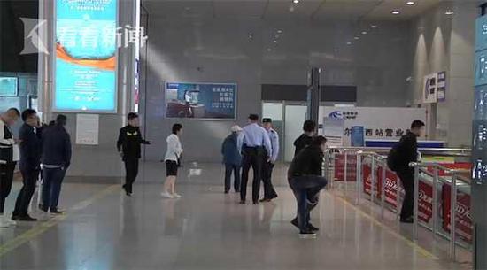 大妈强迫他人摸自己肚子拍下照片敲诈 这回栽了