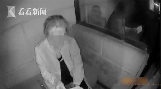 大妈强迫他人摸自己肚子拍下照片敲诈 这回栽了