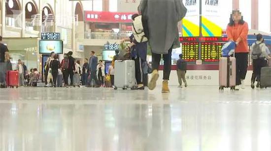 大妈强迫他人摸自己肚子拍下照片敲诈 这回栽了