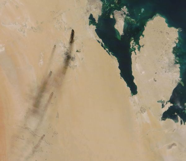 9月14日的卫星照片显示，位于沙特境内的石油设施起火后冒出浓烟。 （新华社）