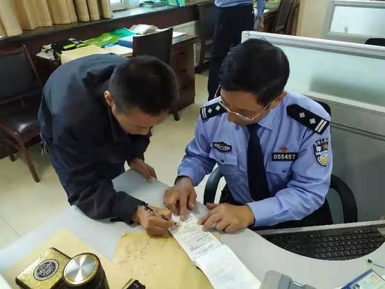 出租车司机在交警队接受处罚  晋城交警微信公号 图