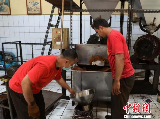 图为工人正在磨制咖啡粉。 林永传 摄