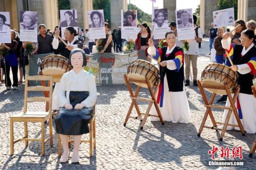 2019年8月14日,在德的韩国和日本民间团体于第七个世界“慰安妇”纪念日之际在柏林勃兰登堡门前举行集会,再次敦促日本政府正式向“慰安妇”制度暴行受害者道歉,并作出赔偿。一座“和平少女像”亦出现在当天的活动现场。<a target='_blank' href='http://www.chinanews.com/'>中新社记者 彭大伟 摄 点击进入下一页