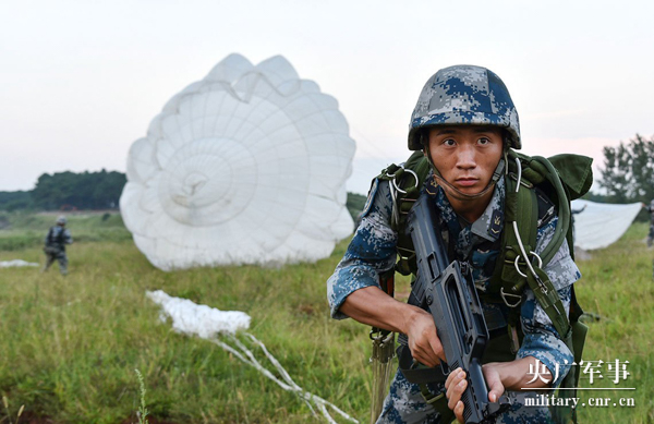 立志当兵地震男孩走上阅兵场:每个动作追求完美