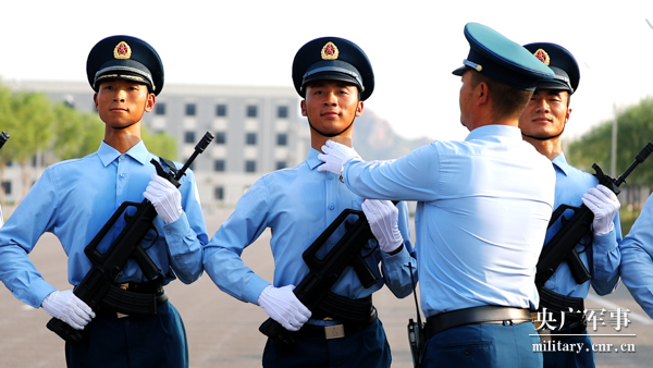 立志当兵地震男孩走上阅兵场:每个动作追求完美