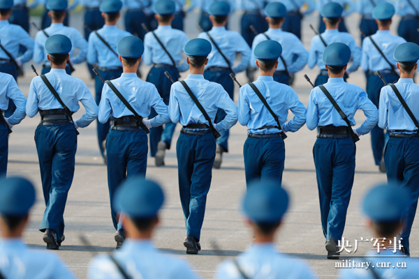 立志当兵地震男孩走上阅兵场:每个动作追求完美