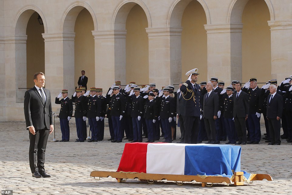  希拉克的灵柩覆盖着法国国旗，法国总统马克龙主持葬礼。（图：每日邮报）