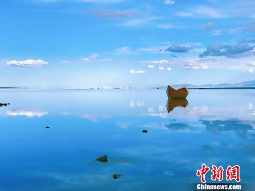  资料图：“天空之镜”茶卡盐湖。 张坤 摄