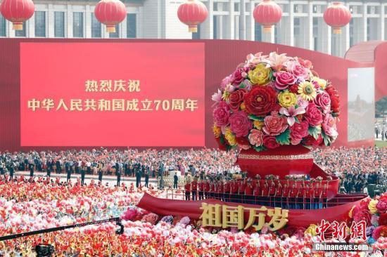 10月1日上午,庆祝中华人民共和国成立70周年大会在北京天安门广场隆重举行。图为群众游行中的祖国万岁方阵。
</p>
<p>
10月1日上午,庆祝中华人民共和国成立70周年大会在北京天安门广场隆重举行。图为群众游行中的祖国万岁方阵。中新社记者 盛佳鹏 摄
</p>
<p>
杨元庆说,回想1984年,联想在中关村一家传达室里创业。“那时个人电脑在中国还没普及,我们的初心,就是抓住第三次信息化革命浪潮的机遇,为国家和民族做点事情。”
</p>
<p>
现在,中国已走到了以智能化为特征的第四次产业革命的时代路口。杨元庆说,要实现中国经济发展的提质增速,离不开以创新技术驱动的各行各业的智能化转型。而作为立国之本、强国之基的制造业,尤其需要借助人工智能、大数据、5G、云计算和边缘计算等前沿技术的创新突破与协同融合,加速向价值链中高端升级,助力国民经济增长焕发新动能。
</p>
<p>
小米创始人雷军在参加完彩车游行后发微博表示,非常荣幸以民营高科技企业家代表的身份参加新中国70华诞的庆典,当通过天安门,接受祖国和人民检阅的那一刻,从心底感到无比的激动和自豪。“我乘坐的彩车是在‘改革开放’方阵,而我正是伴随着改革开放的春风成长起来的。今天的幸福来之不易,我们依然在路上。”
</p>
<p>
“接到通知要参加彩车游行时非常激动。”同样登上主题彩车的新希望集团董事长刘永好表示,作为民营企业家,他见证了中国几十年来一直保持经济高速增长、创造世界经济奇迹的过程;见证了改革开放40年来,中国民营企业与共和国同进步和共成长的历程。
</p>
<p>
刘永好说,作为新中国的见证者、建设者和受益者,深刻理解到民营企业家要心无旁骛创新创造、踏踏实实办好企业。“所以,在彩车上接受检阅时,我想一定要把最佳的情绪调动起来,向新中国成立70周年献礼,让我们民营经济、民营企业家在全国人民心目中留下好的印象。”
</p>
<p>
“深耕零售行业的我们,尤其能够感受到祖国翻天覆地的变化。”苏宁控股集团董事长张近东对中新社记者说,70年来,中国已成为世界第二大消费市场、第一货物贸易大国,人民生活从贫困走向温饱、奔向小康,消费需求也从生存型消费迈向个性化消费,苏宁在新中国腾飞式的发展中也抓住了自身的发展机遇。
</p>
<p>
浪潮集团董事长兼CEO孙丕恕直言,能在现场观礼感到无比自豪,内心非常激动。70年来,中国从封闭落后迈向开放进步,从温饱不足迈向全面小康,从积贫积弱迈向繁荣富强,经济发展取得了历史性成就。“作为企业经营者,我切身体会到,没有国家的繁荣昌盛就没有企业的稳定发展。”
</p>
<p>
滴滴出行CEO程维表示,无数先烈牺牲,无数人民奋斗才有了今天的伟大中国,才有了年轻企业的时代机遇,心存感恩。
</p>
<div>
<a href= 点击进入下一页
