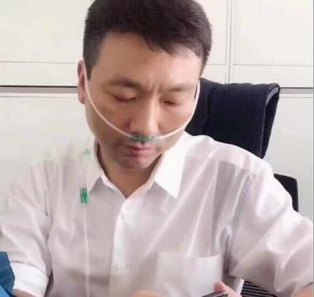 眼泪不值钱!央视主持人幕后吸氧解说 防瞬间晕倒
