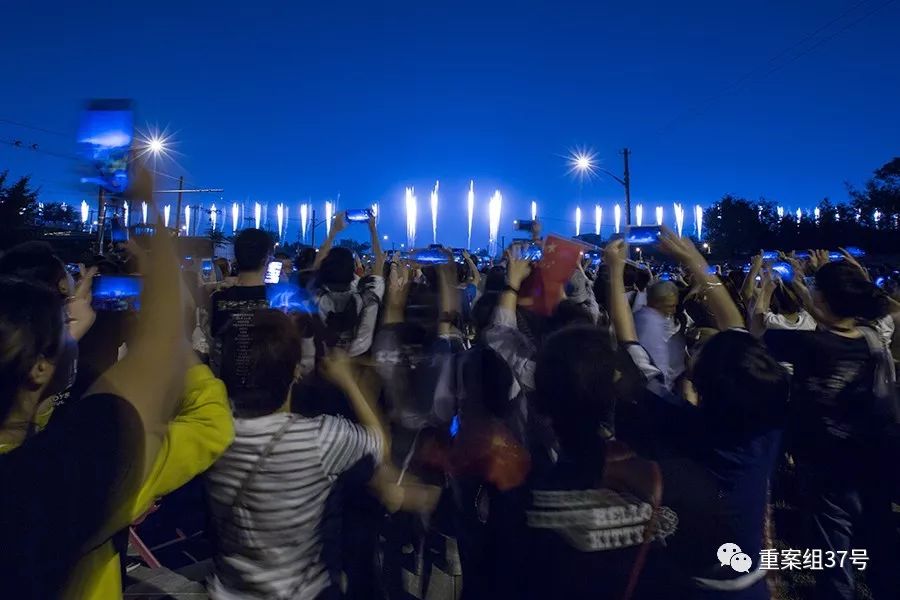  ▲2019年10月1日，珠市口，市民拍摄烟花表演。新京报记者 李凯祥 摄