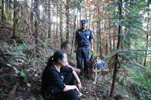 警方在山林中对涉赌人员进行抓捕 点击进入下一页