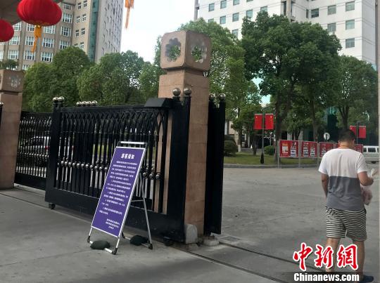 图为游客走进市政府大院就餐。 崔佳明 摄