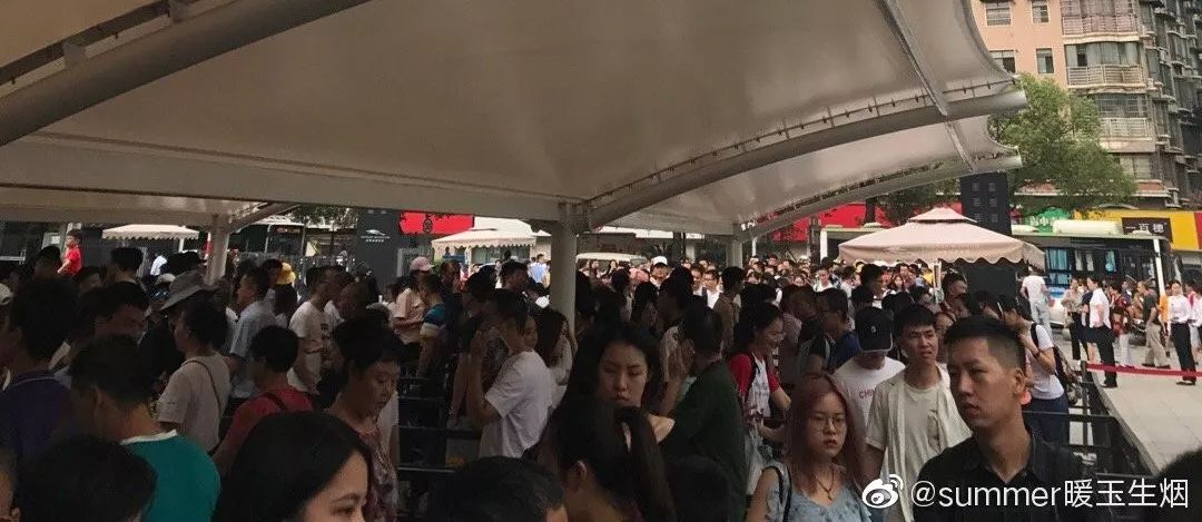 6614桌排队吃饭1180位等待打车!景区现场图太壮观