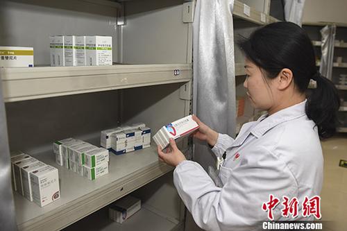 12月14日,湖南省肿瘤医院的医生正在为病人取药。日前,湖南省医疗保障局印发了《关于将17种抗癌药纳入根本医疗保险、工伤保险和生育保险药品目次乙类范围的通知》,明确将17种国度会谈药品纳入湖南省医保药品目次乙类范围。<a target='_blank' href='http://www.chinanews.com/'>中新社记者 杨华峰 摄 点击进入下一页