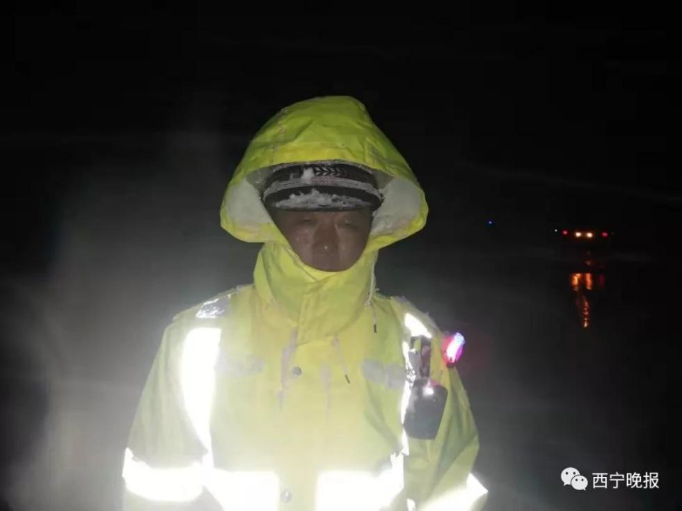 被大雪堵成串！千余车辆被困张掖至青海路段11小时