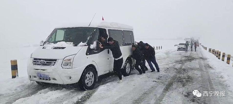被大雪堵成串！千余车辆被困张掖至青海路段11小时
