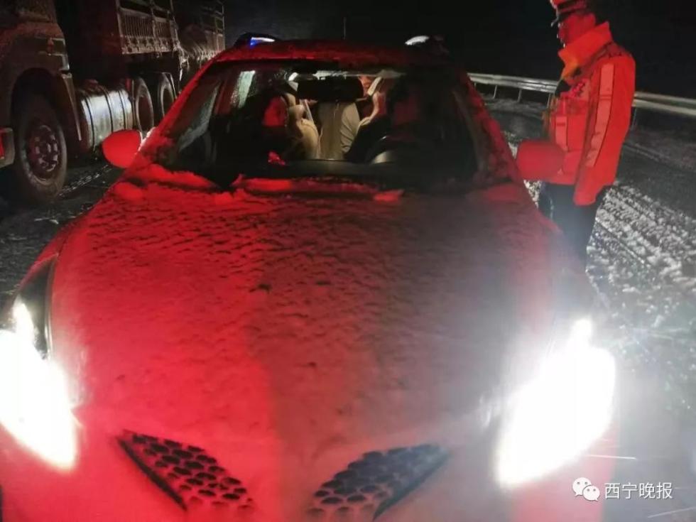 被大雪堵成串！千余车辆被困张掖至青海路段11小时