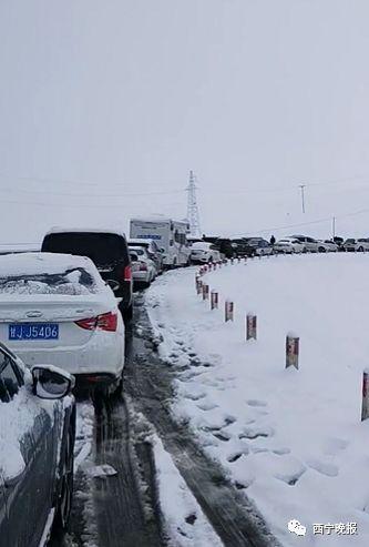 被大雪堵成串！千余车辆被困张掖至青海路段11小时