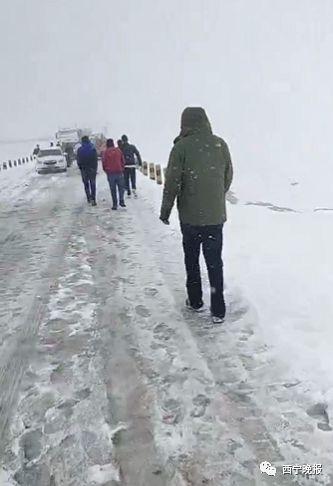 被大雪堵成串！千余车辆被困张掖至青海路段11小时