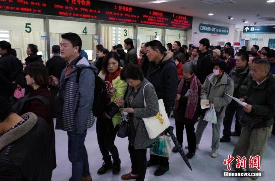 资料图为：民众正在某医院门诊楼内排队挂号。中新社记者 殷立勤 摄