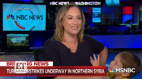 美国女记者直播土耳其出兵 熊孩子闯入一顿捣乱