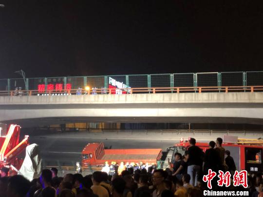 图为10日晚6时许，江苏无锡市北环路附近一高架桥发生垮塌。 孙权 摄