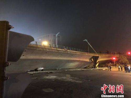10月10日晚6时许，江苏无锡市北环路附近一高架桥发生垮塌。 孙权 摄