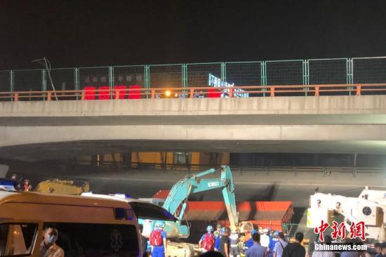 10月10日晚6时许，江苏无锡市一高架桥发生侧翻。中新社记者 孙权 摄