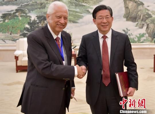 王东峰对前来参加第十届世界华文传媒论坛的华文媒体代表表示热烈欢迎。 翟羽佳 摄 王东峰对前来参加第十届世界华文传媒论坛的华文媒体代表表示热烈欢迎。 翟羽佳 摄