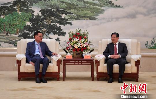王东峰与海外华文媒体代表进行交流。 翟羽佳 摄 王东峰与海外华文媒体代表进行交流。 翟羽佳 摄