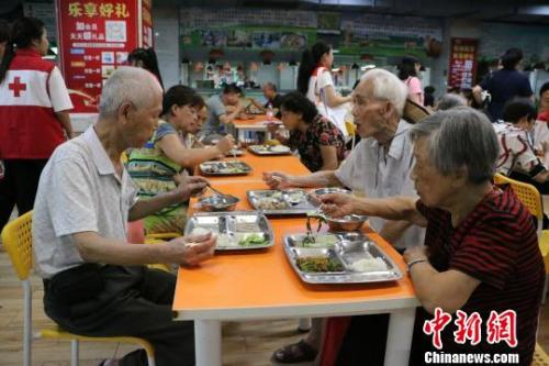 某社区70岁以上老人及弱势群体享受免费午餐。 林馨 摄 点击进入下一页