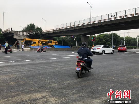 桥下事发路段的路面已基本恢复并恢复通车。 孙权 摄