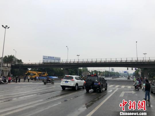 桥下事发路段的路面已基本恢复并恢复通车。 孙权 摄