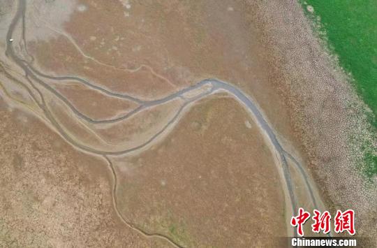 黄庄水库浅滩之处只剩涓涓细流。 刘占昆 摄 黄庄水库浅滩之处只剩涓涓细流。 刘占昆 摄