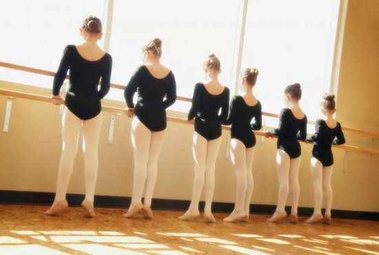 7岁女孩舞蹈课练下腰高位截瘫 妈妈在医院直接崩溃