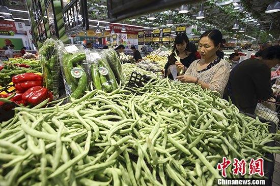 资料图：民众在山西太原一超市选购蔬菜。 中新社记者 张云 摄