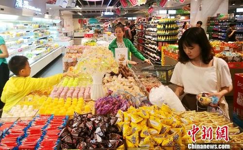 资料图：成都某超市内正在选购糖果的民众。 中新社记者 刘忠俊 摄