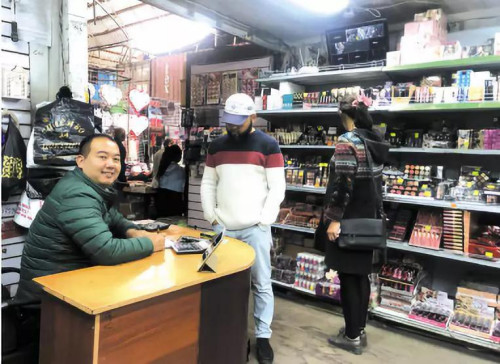 来自义乌的陈争冬在比什凯克市多尔多伊市经营着一家化妆品店。（吉尔吉斯坦《丝路新观察》）