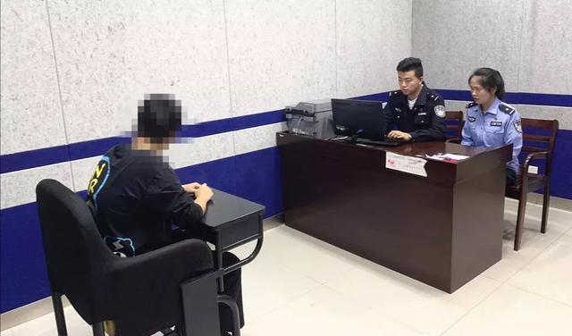 翻看15岁女儿聊天记录,母亲崩溃:她竟被人包养了