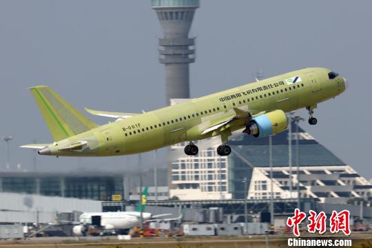 C919大型客机第五架试飞飞机105架机完成首次试验飞行任务。 王鲁杰 摄