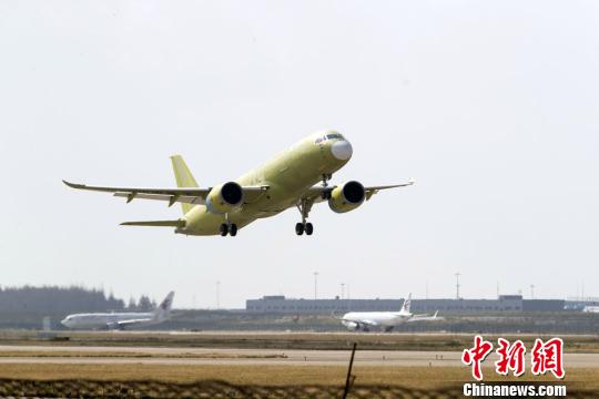 中国大型客机C919第五架试飞飞机完成首飞（图）