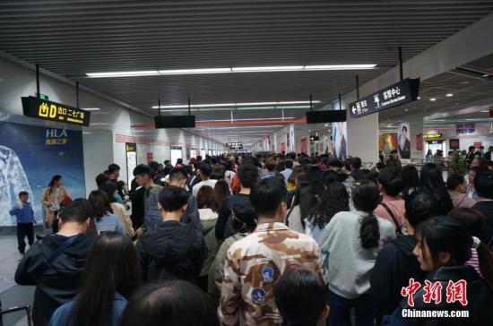 资料图：郑州地铁站里熙熙攘攘的人流。 韩章云 摄