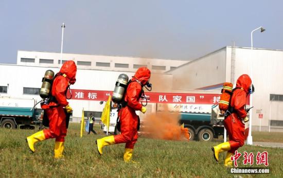 资料图：消防员进行应急救援综合拉动演练。朱燕林 摄