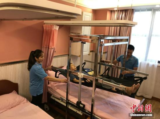 资料图:重庆一养老服务所自主设计的一款专为失能老人服务的“移动机”。钟欣 摄 点击进入下一页