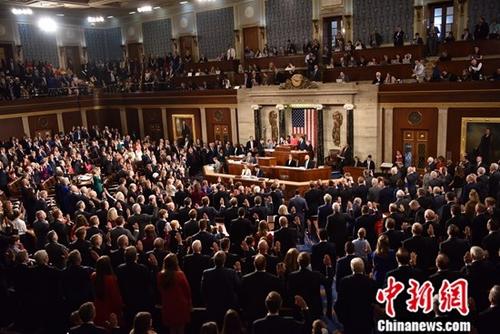 当地时间1月3日，新一届美国国会在首都华盛顿开幕，来自加利福尼亚州的民主党籍联邦众议员南希•佩洛西当选国会众议院议长。图为当选议员集体宣誓就职。中新社记者 沙晗汀 摄