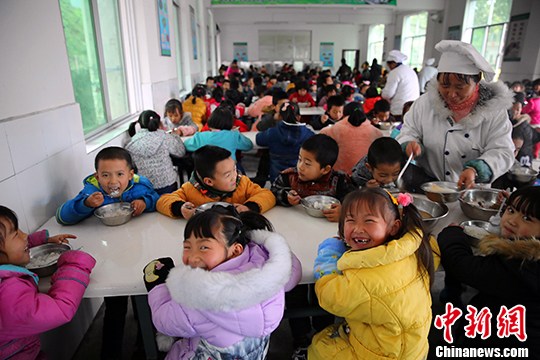 资料图：学生们在食堂吃着营养午餐。 中新社发 刘杰华 摄