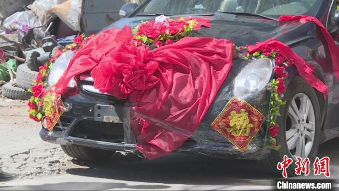犯罪嫌疑人王某某用大红绣球、大红囍字将肇事车辆扮成婚车。警方供图