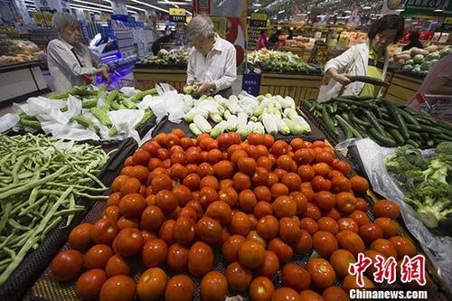 资料图：山西太原，民众正在超市选购蔬菜。中新社记者 张云 摄