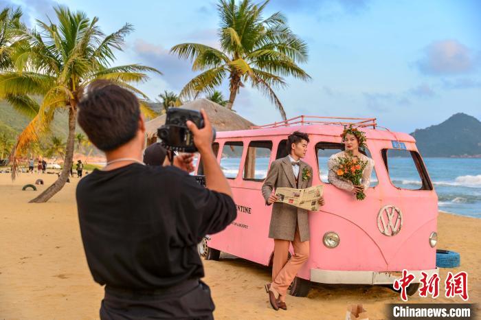 图为一对新人在南湾猴岛景区内拍摄婚纱照。 洪坚鹏 摄